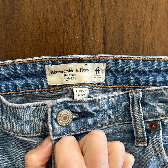 Abercrombie & Fitch Curve Love The Mom High Rise Jeans 12 Short Light Wash - Picture 3 of 7